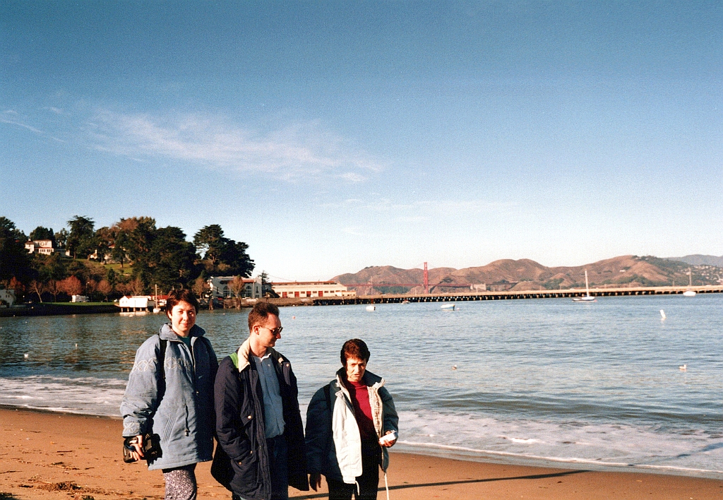 1995 - USA 004 (Le Golden Gate Bridge vu de Ghirardelli Square).jpg